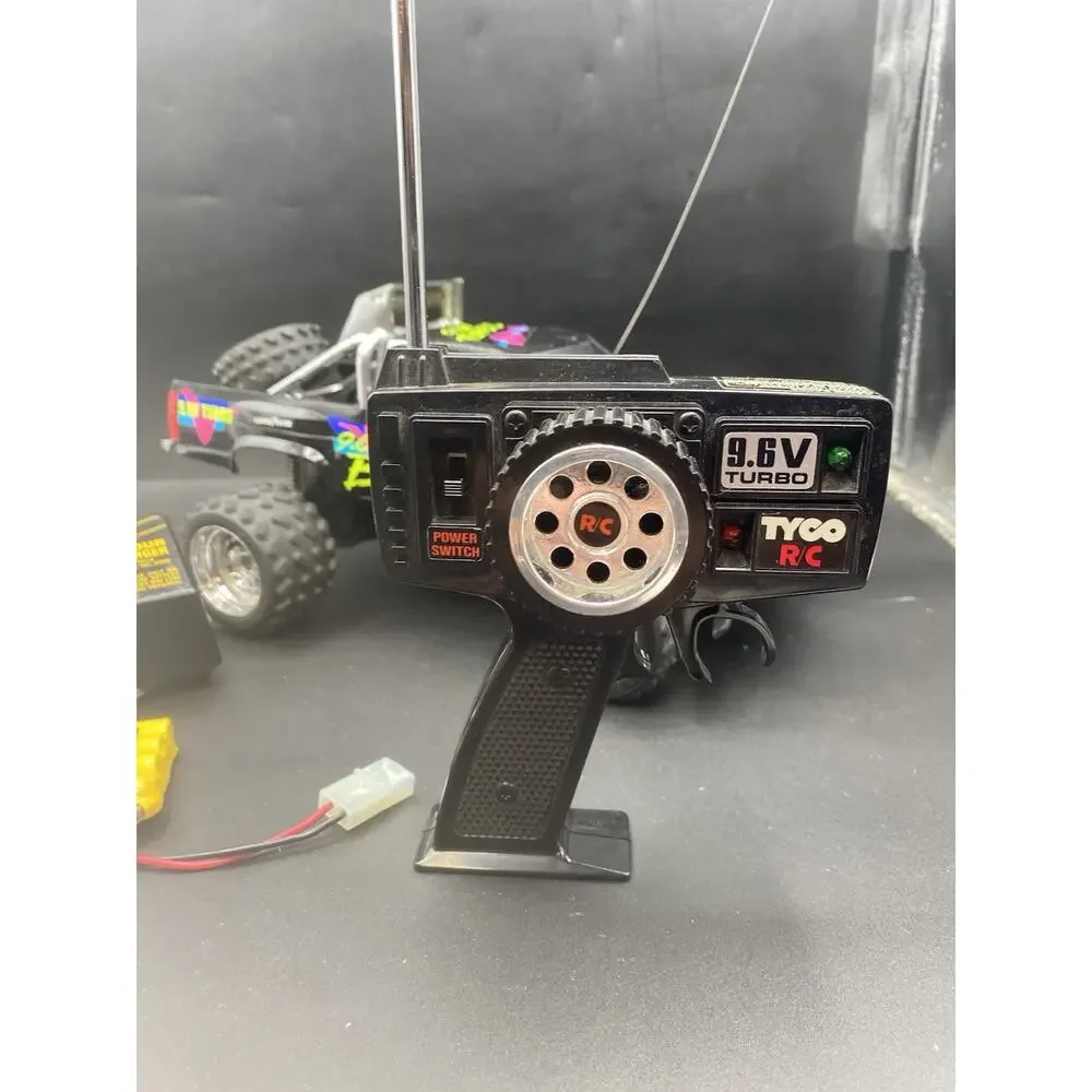 Vtg 90’s TYCO RC 9.6V Turbo Baja Bandit Truck / battery & 2 Chargers . Works !